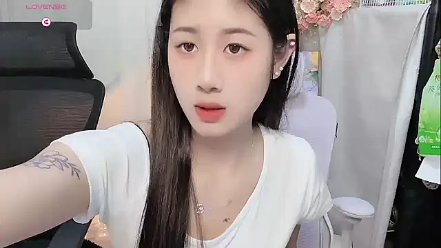 Yvonne-07 online show from April 3, 2026, 2:37 pm