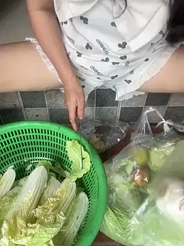 Snapshot of Yumi69 chatting on April 1, 2026, 12:44 am Yumi69 online show from April 1, 2026, 12:44 am