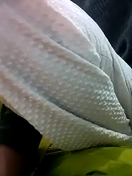 Snapshot of RV_525 chatting on December 17, 2025, 5:57 am RV 525 online show from December 17, 2025, 5:57 am