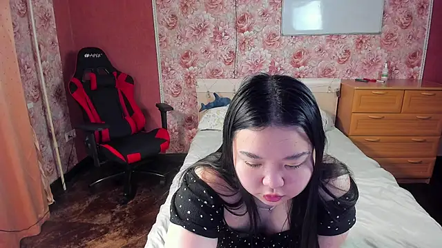 hungrybunny333 online show from December 17, 2025, 10:10 am