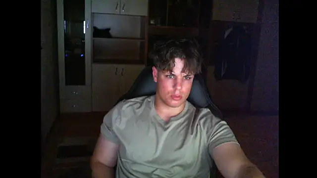 Snapshot of GymGuy0505 chatting on June 5, 2026, 10:15 pm GymGuy0505 online show from June 5, 2026, 10:15 pm