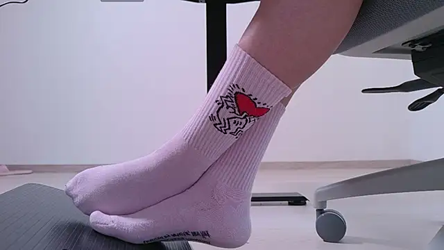 Snapshot of Feetbeth chatting on May 18, 2026, 9:42 pm Feetbeth online show from May 18, 2026, 9:42 pm