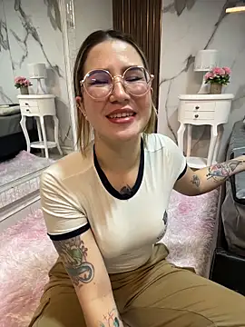 Annyhathatway online show from May 16, 2026, 12:40 am