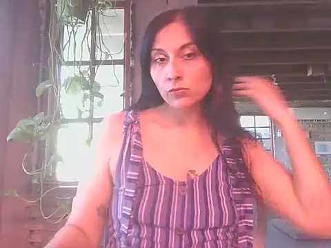 Snapshot of DommeVioleta chatting on May 8, 2026, 12:27 am DommeVioleta online show from May 8, 2026, 12:27 am