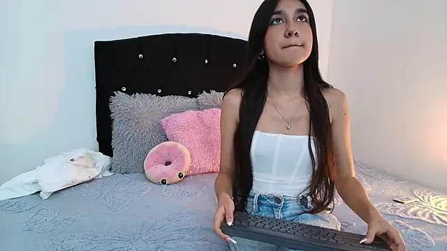 Snapshot of Mimi_Glow chatting on February 19, 2026, 7:21 pm Mimi Glow online show from February 19, 2026, 7:21 pm