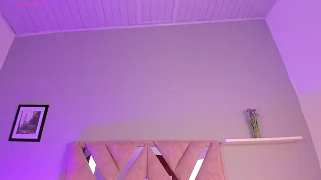 Amelia Saenz  online show from April 8, 2026, 8:20 pm