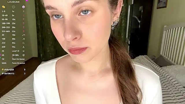 Snapshot of MiaBlanko chatting on December 17, 2025, 7:25 am MiaBlanko online show from December 17, 2025, 7:25 am