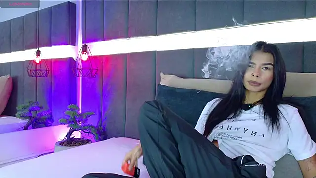 Snapshot of luna_blannco chatting on December 19, 2025, 11:06 am luna blannco online show from December 19, 2025, 11:06 am