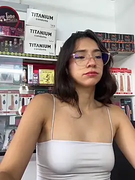 lunaluxury22 online show from February 16, 2026, 1:51 pm