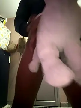 Snapshot of x143567 chatting on December 16, 2025, 5:56 am x143567 online show from December 16, 2025, 5:56 am