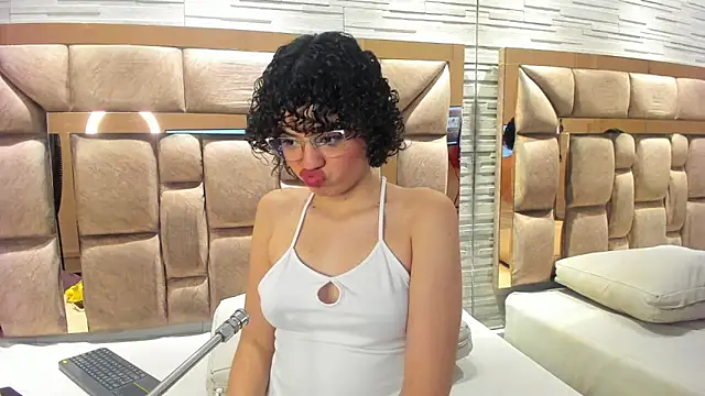 Snapshot of chloe_cortez chatting on December 18, 2025, 12:49 am chloe cortez online show from December 18, 2025, 12:49 am