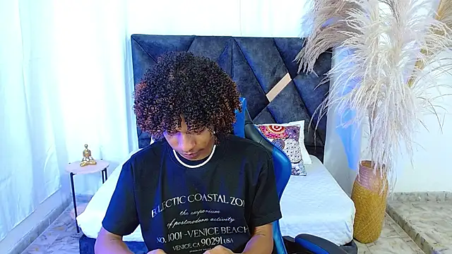 angelll18  online show from February 4, 2026, 8:25 pm