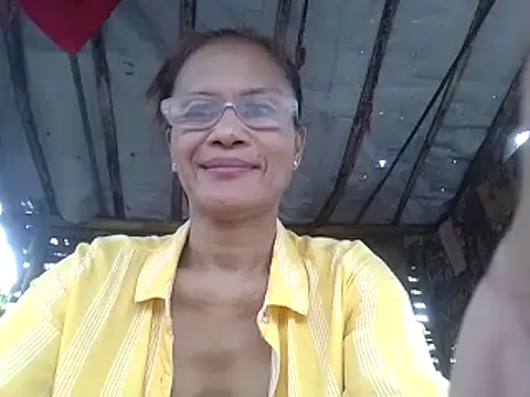 Snapshot of Petite_elise chatting on January 15, 2026, 1:32 am Petite elise online show from January 15, 2026, 1:32 am