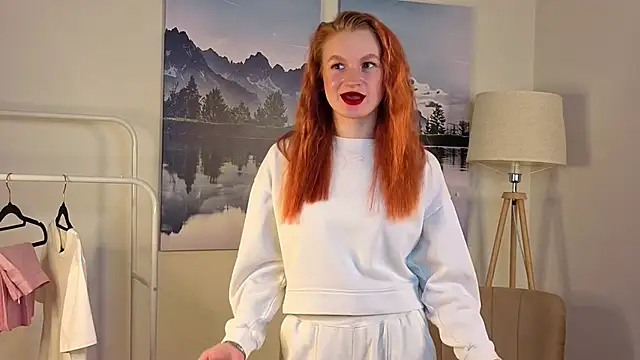 Snapshot of LouiseLuk chatting on December 15, 2025, 10:52 am LouiseLuk online show from December 15, 2025, 10:52 am