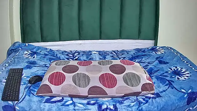 Snapshot of GoldenPearl_21 chatting on January 5, 2026, 8:12 pm GoldenPearl 21 online show from January 5, 2026, 8:12 pm