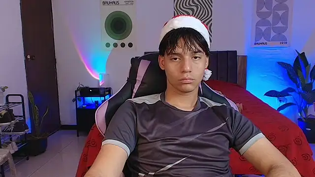 CrisotpherMoretti online show from December 16, 2025, 5:18 pm