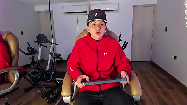  TaylorBlack online show from April 12, 2026, 11:37 am