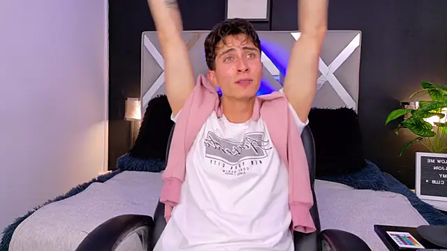 Snapshot of Ithan_Skin chatting on December 16, 2025, 1:38 pm Ithan Skin online show from December 16, 2025, 1:38 pm