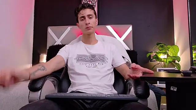 Snapshot of Ithan_Skin chatting on January 7, 2026, 11:45 am Ithan Skin online show from January 7, 2026, 11:45 am