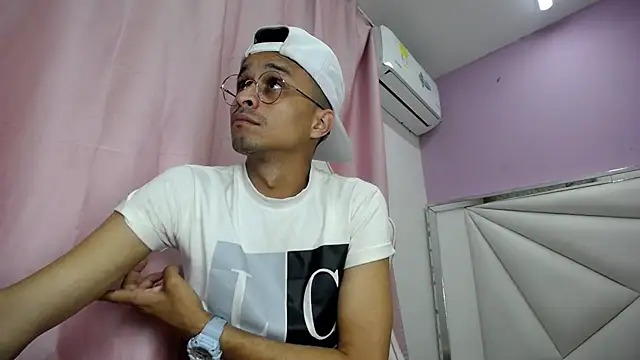 Snapshot of Ares_funn chatting on December 20, 2025, 12:12 pm Ares funn online show from December 20, 2025, 12:12 pm