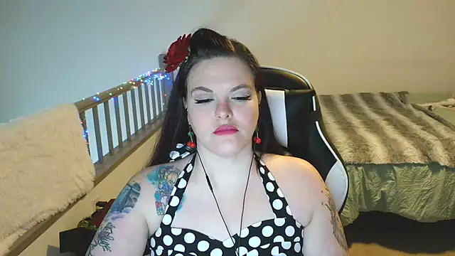 VixieVanderbilt online show from December 17, 2025, 4:46 pm