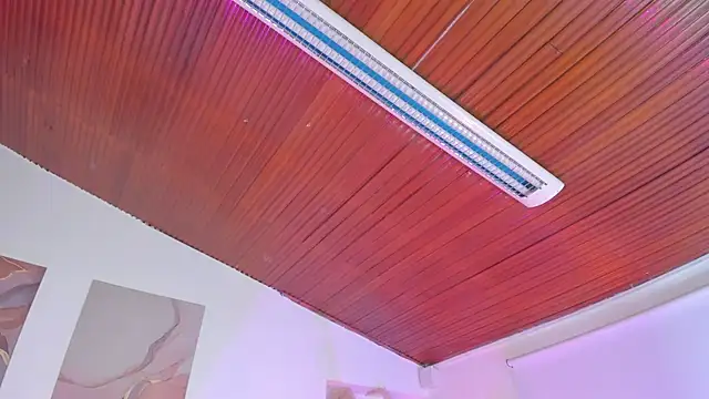 Amelie Wine online show from April 15, 2026, 4:03 pm