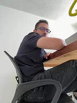 AdrianGarcia89 online show from May 5, 2026, 7:00 pm