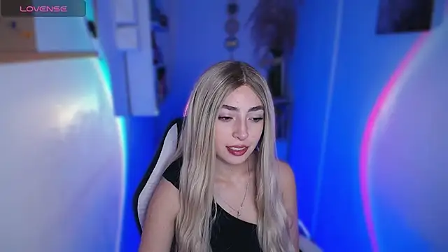 Snapshot of channel_blondee chatting on April 24, 2026, 10:56 pm channel blondee online show from April 24, 2026, 10:56 pm