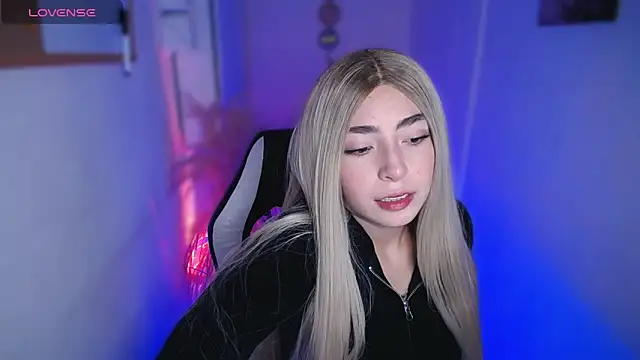Snapshot of channel_blondee chatting on April 27, 2026, 11:47 pm channel blondee online show from April 27, 2026, 11:47 pm