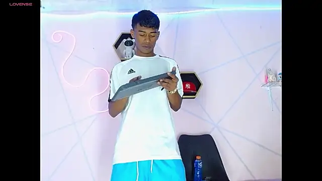 Snapshot of Yoim_Williams chatting on December 21, 2025, 10:17 pm Yoim Williams online show from December 21, 2025, 10:17 pm