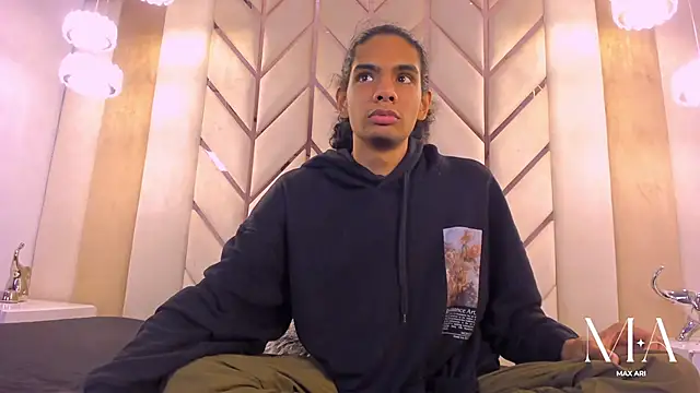 Snapshot of Max_Ari chatting on January 11, 2026, 12:15 am Max Ari online show from January 11, 2026, 12:15 am