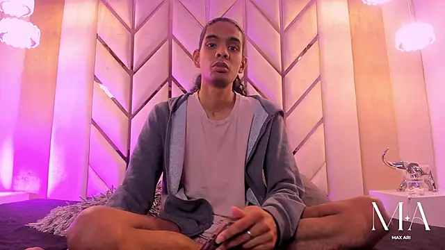 Snapshot of Max_Ari chatting on January 13, 2026, 3:45 am Max Ari online show from January 13, 2026, 3:45 am