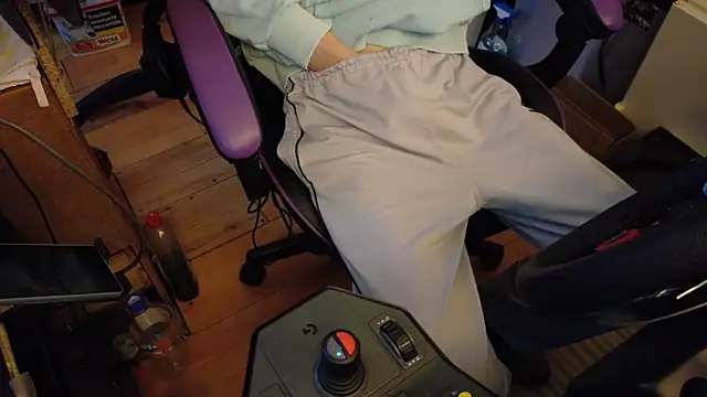 Gay-Versaut online show from April 14, 2026, 7:09 pm