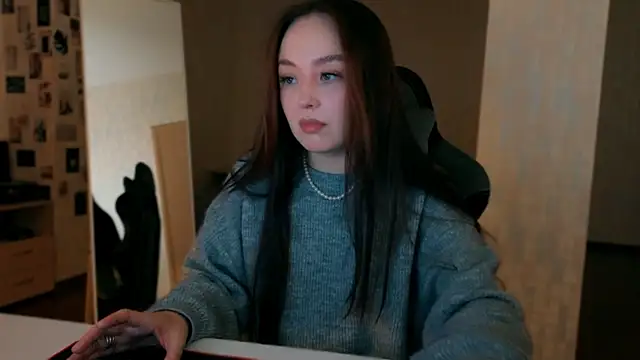 Snapshot of fallin_lovee chatting on December 20, 2025, 4:41 am fallin lovee online show from December 20, 2025, 4:41 am