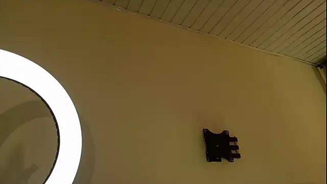 Alannadumont  online show from February 18, 2026, 8:05 pm