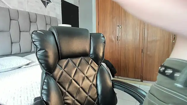 ChannelWhitee  online show from January 7, 2026, 9:50 pm