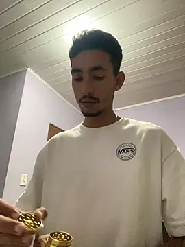 Snapshot of GuioficialBr chatting on February 9, 2026, 12:03 am GuioficialBr online show from February 9, 2026, 12:03 am