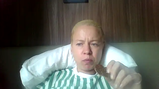 Snapshot of jennyblondeuk chatting on April 12, 2026, 2:11 pm jennyblondeuk online show from April 12, 2026, 2:11 pm