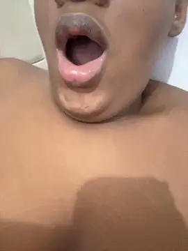 amorasecy online show from April 13, 2026, 4:40 am