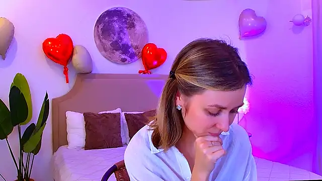 Snapshot of EmeraldGlow chatting on February 15, 2026, 2:47 pm EmeraldGlow online show from February 15, 2026, 2:47 pm