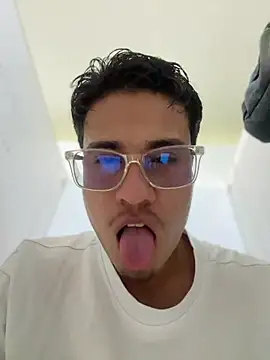Snapshot of Latin_Paisa_Boy chatting on June 25, 2026, 8:13 pm Latin Paisa Boy online show from June 25, 2026, 8:13 pm