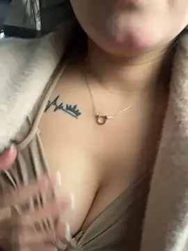 Molly-xiao online show from March 6, 2026, 9:06 am