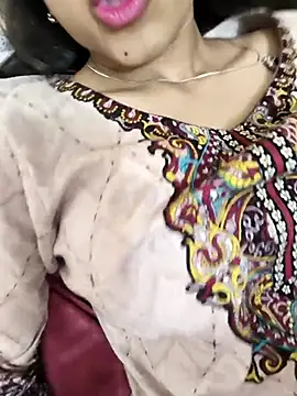 Snapshot of Yours-Zeenat chatting on April 25, 2026, 10:18 am Yours-Zeenat online show from April 25, 2026, 10:18 am