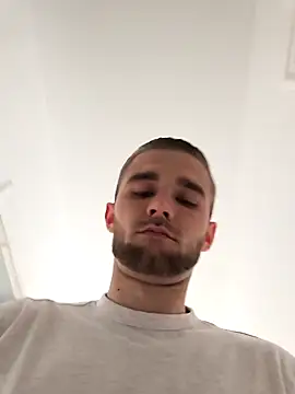 Snapshot of Benjamiinlt chatting on April 8, 2026, 1:22 pm Benjamiinlt online show from April 8, 2026, 1:22 pm