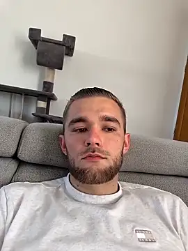 Snapshot of Benjamiinlt chatting on April 9, 2026, 7:36 am Benjamiinlt online show from April 9, 2026, 7:36 am