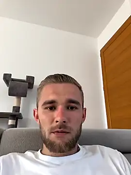 Snapshot of Benjamiinlt chatting on April 10, 2026, 4:44 pm Benjamiinlt online show from April 10, 2026, 4:44 pm