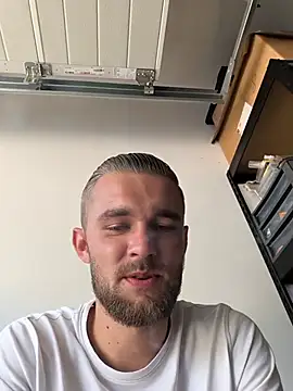 Snapshot of Benjamiinlt chatting on August 1, 2026, 3:44 pm Benjamiinlt online show from August 1, 2026, 3:44 pm