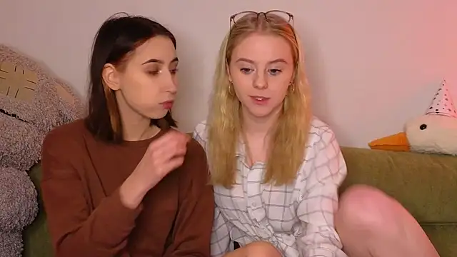 Snapshot of Mimipaws chatting on January 11, 2026, 8:47 pm Mimipaws online show from January 11, 2026, 8:47 pm