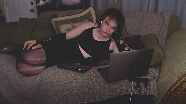 Snapshot of glowiislvt chatting on January 6, 2026, 12:20 pm glowiislvt online show from January 6, 2026, 12:20 pm