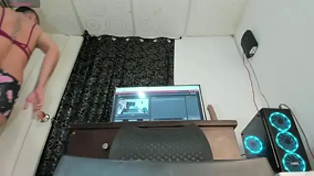 nickytabitch online show from April 15, 2026, 8:21 am